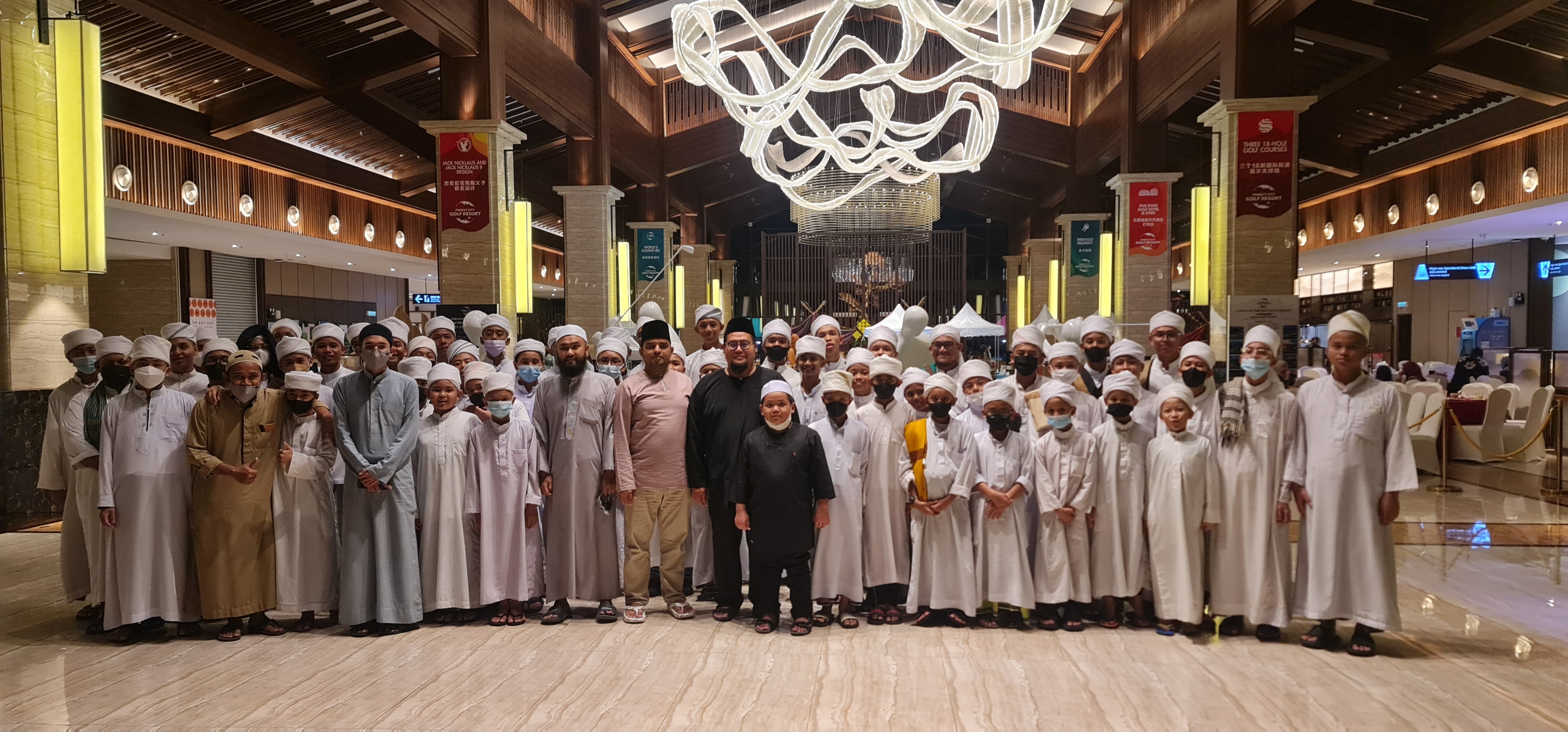 Ir.Hj. Syarul Izam (中)在活動(dòng)結(jié)束后與學(xué)生們合影