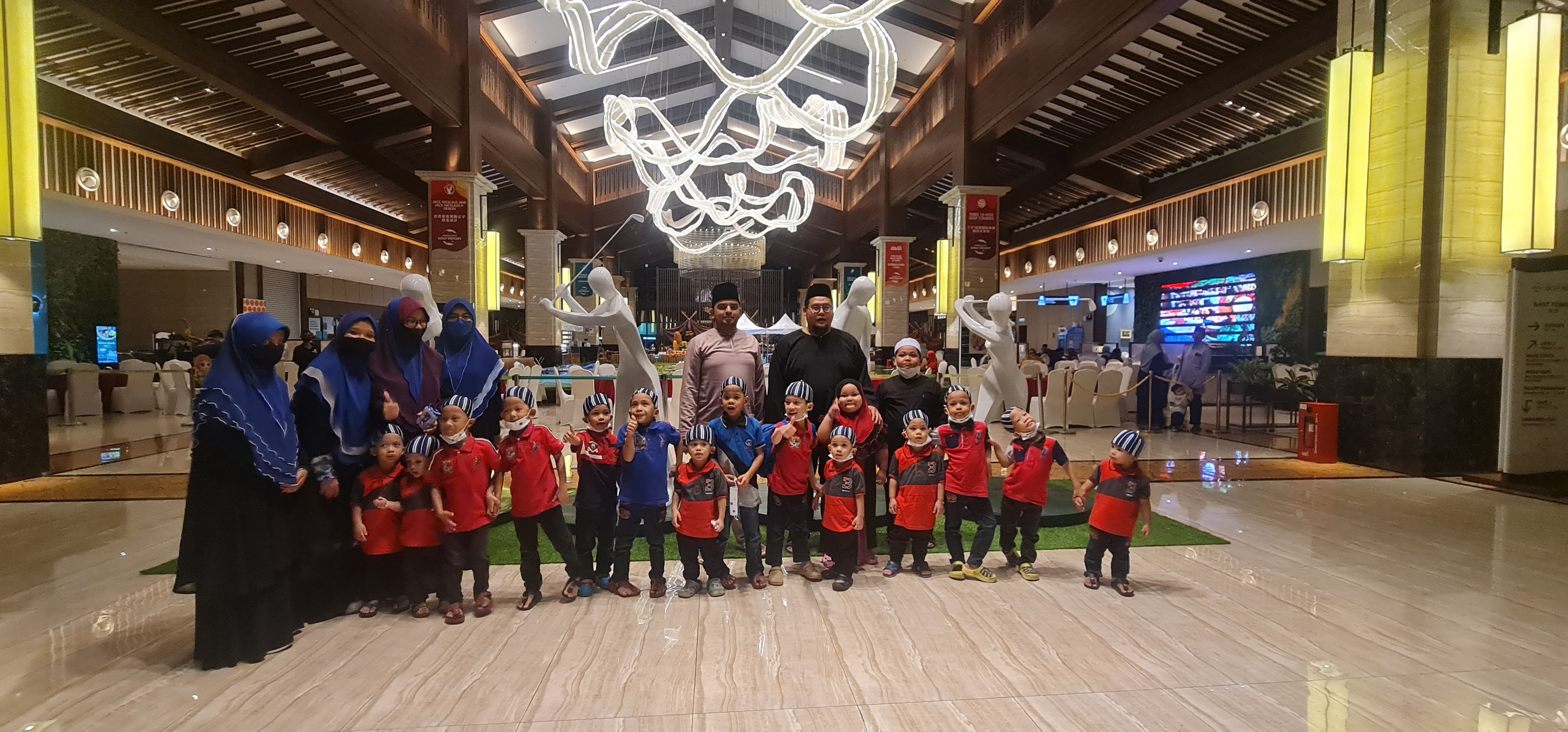 孤兒們?cè)邶S月慈善活動(dòng)中與森林城市的副首席執(zhí)行官愉快合影