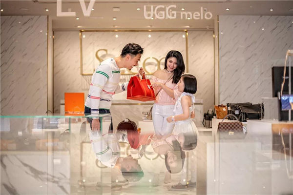 在森林城市免稅商店購物的一家人